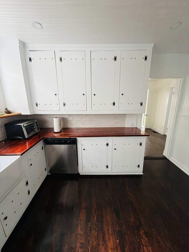 Building Photo - Stunning Renovated 3bedroom 2.5 bathroom Cottage