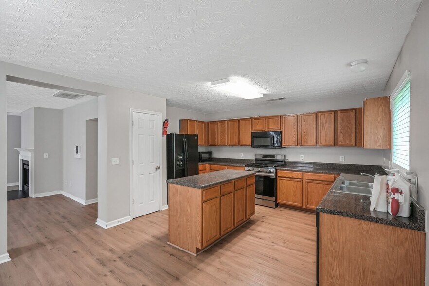 Building Photo - 415 Silver Spring St