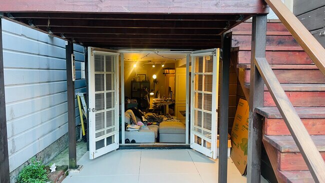 Entry to living room - 2820 Baker St