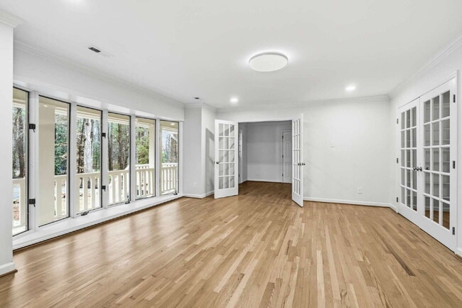 Building Photo - Spacious and Unique 5-Bedroom Home in Chapel Hill!