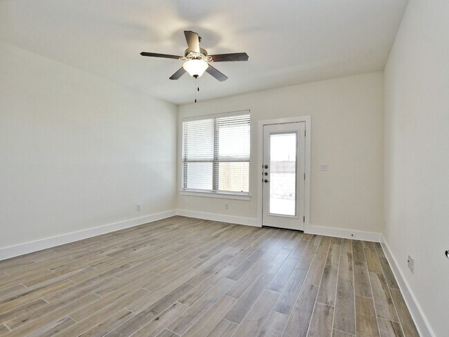 Building Photo - 412 Parkline Dr