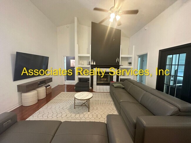 Building Photo - Beautiful 4 Bedroom/3 Bathroom in BROADMOOR!