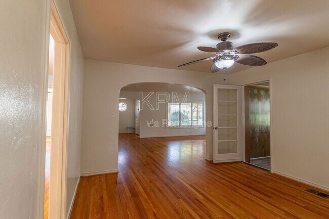 Building Photo - 966 W Mariposa Ave