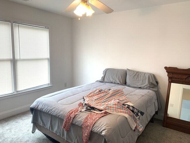 Building Photo - "Pre-Leasing August 2026" Large House Near...