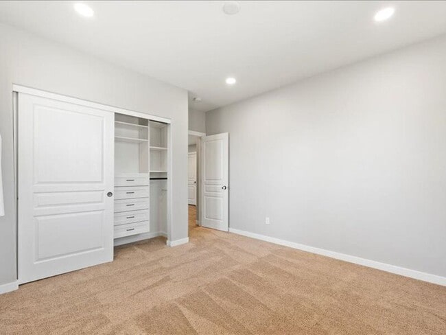 Building Photo - 617 Esperanza Ct