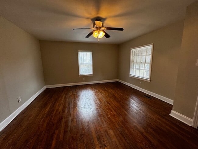 Building Photo - 2 Bedroom 1 Bath House with garage