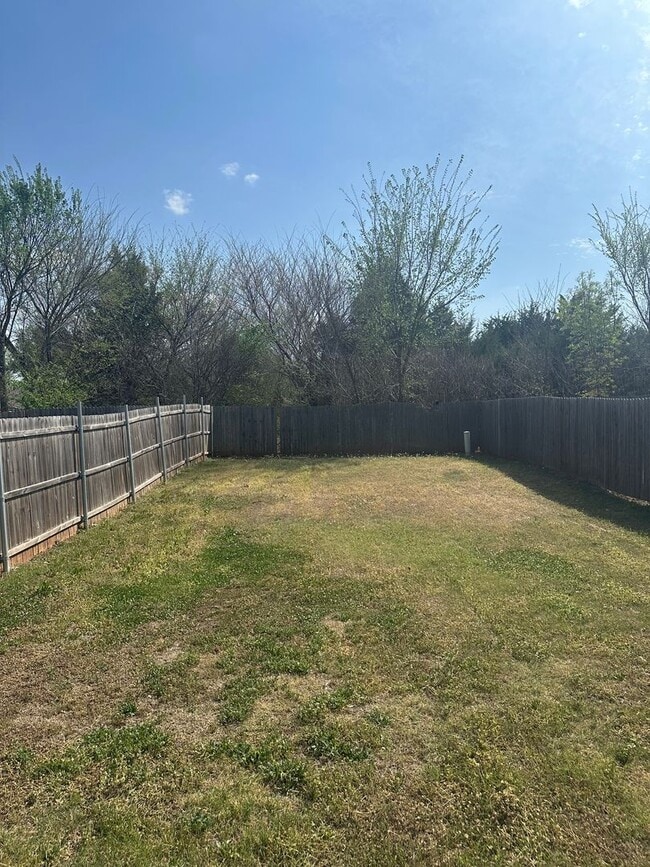 Building Photo - 3 bedroom, 2 bathroom, 2 car garage