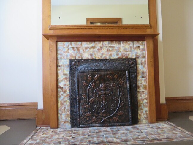 Building Photo - 5 Bedroom Home in the very core of Downtown (West Central, Downtown)