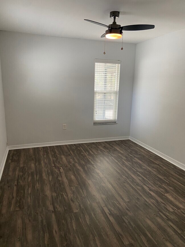 Building Photo - 580 73rd Ave N