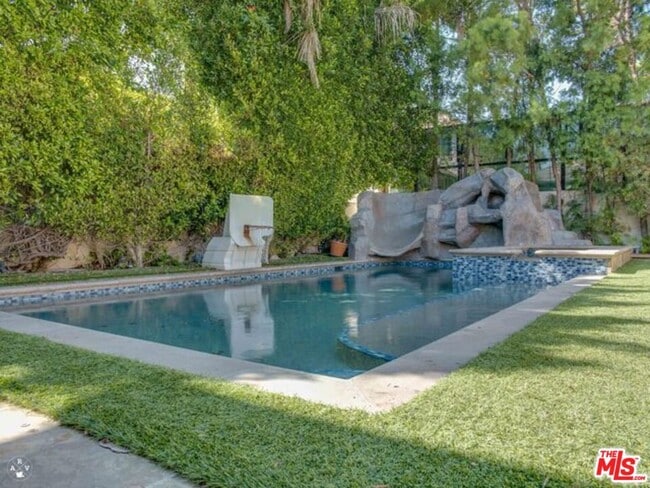 Building Photo - 9033 Cresta Dr