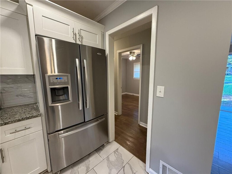 Building Photo - Room in House on Carolyn Dr SW