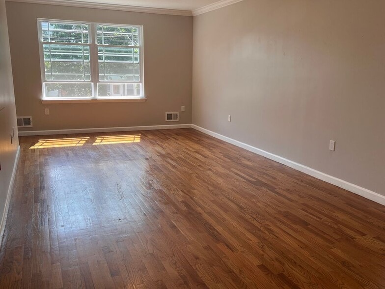 Building Photo - 241 Franklin St