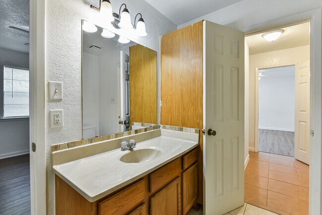 Building Photo - 1128 Royal Crest Dr