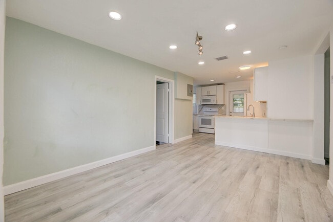 Building Photo - 1317 SW 31st St