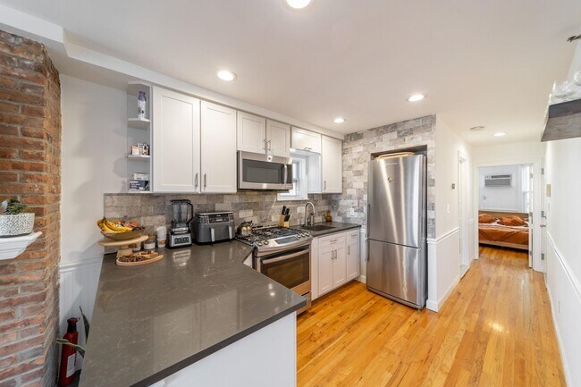 Building Photo - 466 Monmouth St