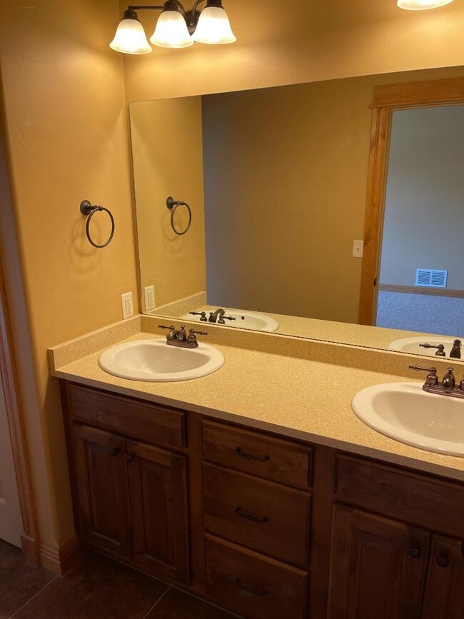 Building Photo - 905 Saxon Way