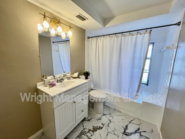 Building Photo - 3907 Luma Dr