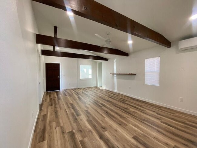 Building Photo - Stunning 2 Bed / 2 Bath Home Near Lake Murray!