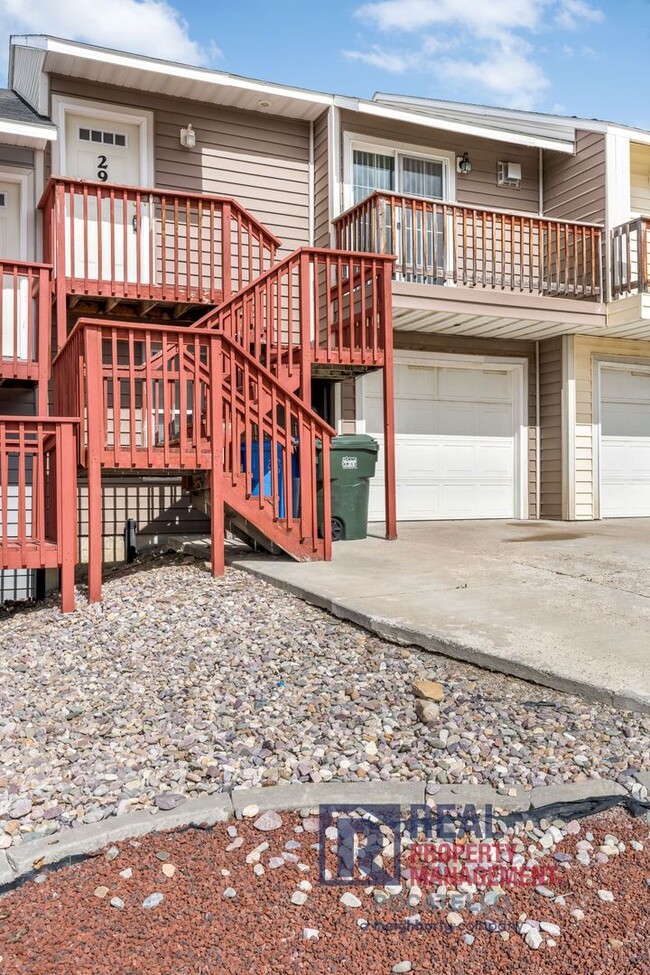 Building Photo - 3 bedroom 2 Bath Townhouse - 1 Car Garage