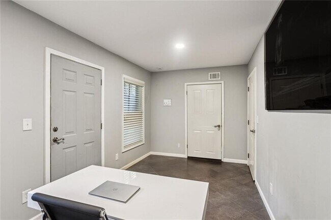 Building Photo - 805 Highland Green Way NE