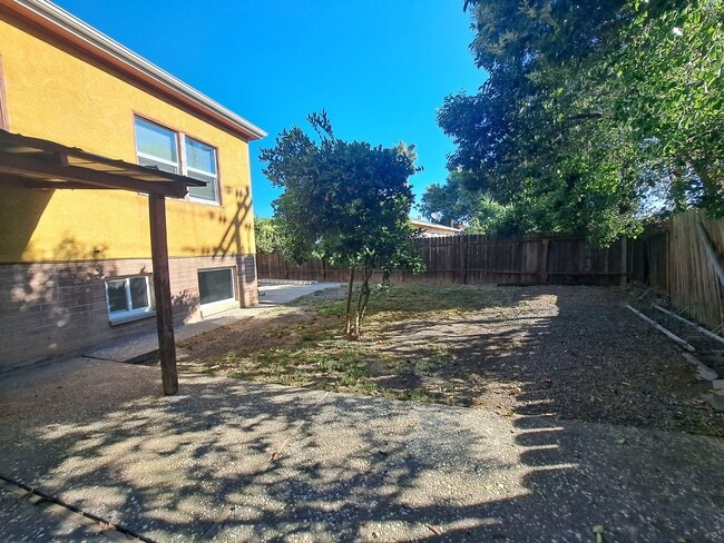 Building Photo - Spacious & Great Design Home in Dixon