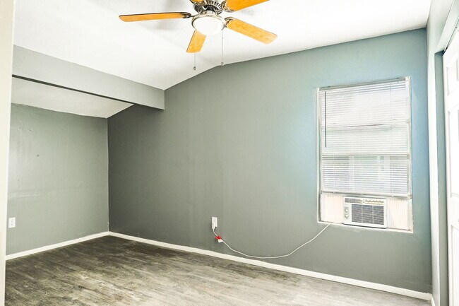 Building Photo - Casas De Kevin