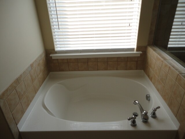 Building Photo - 204 Edgecroft Way