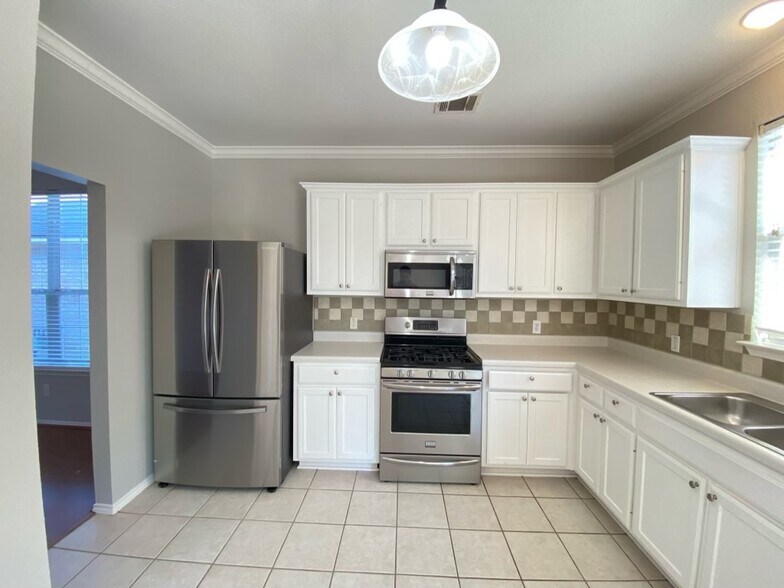 Building Photo - 2326 Clover Ridge Dr