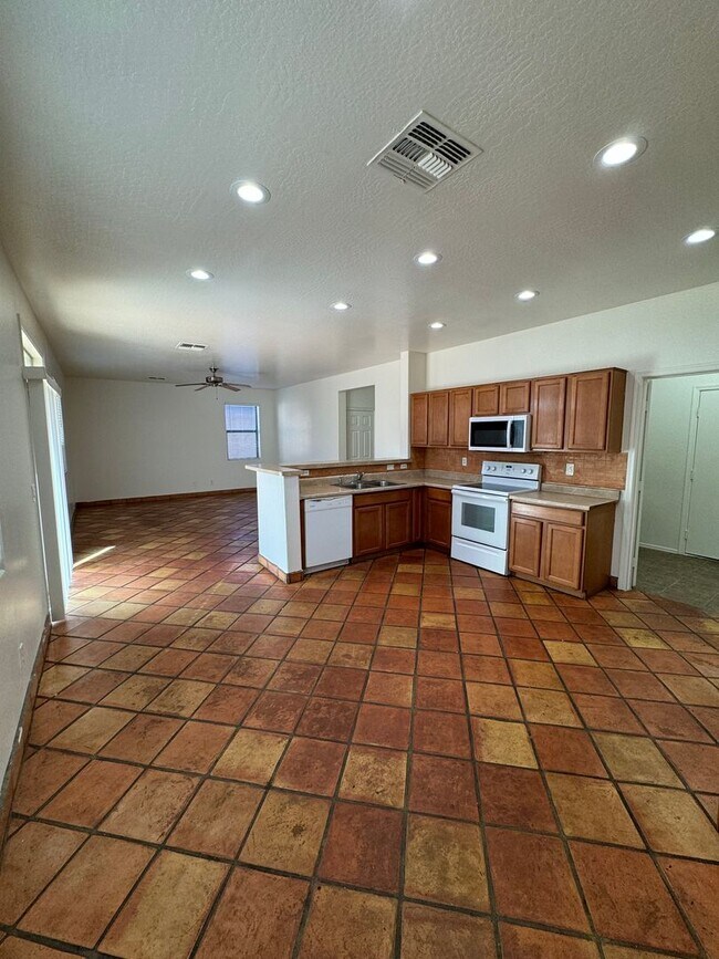 Building Photo - 6412 S 71st Dr