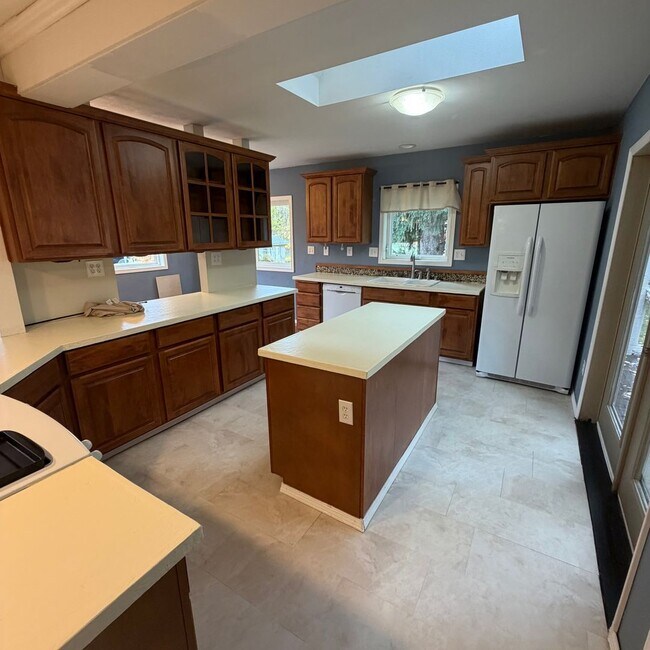 Building Photo - 10002 N Whitworth Dr