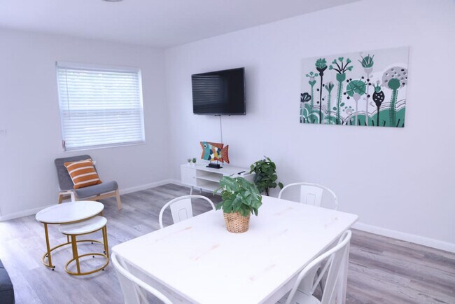 Building Photo - 1109 Douglas Rd