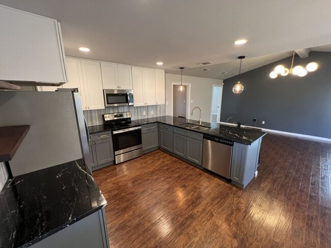 Building Photo - Beautifully Updated 3 Bedroom / 2 Bathroom Home – Available Now!