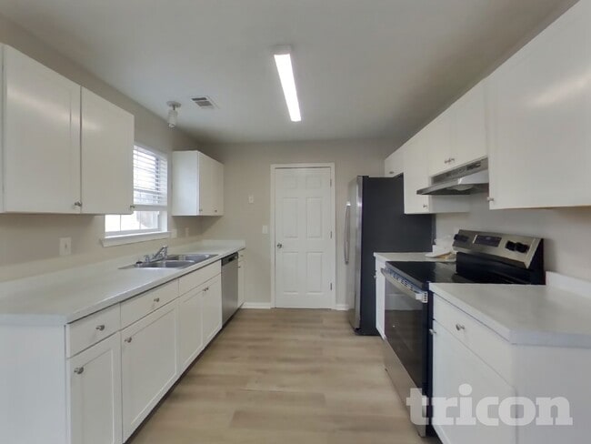 Building Photo - 10635 Pine Forest Ln