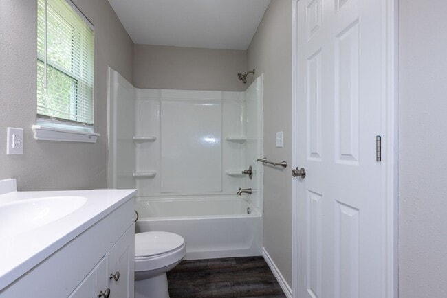 Building Photo - 4 Bedroom 2 Bath + Updated