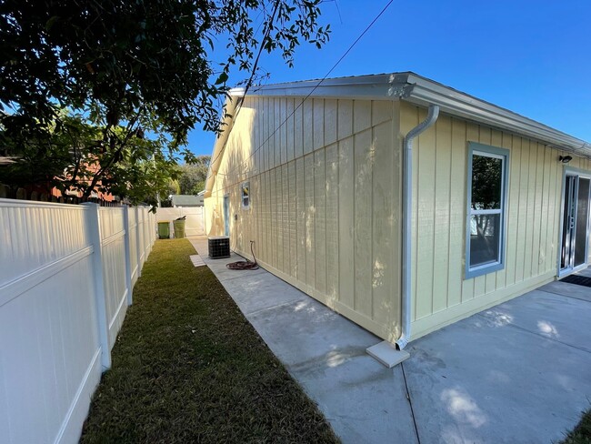 Building Photo - Fully Renovated 3bed/2bath Home in Sarasota!!