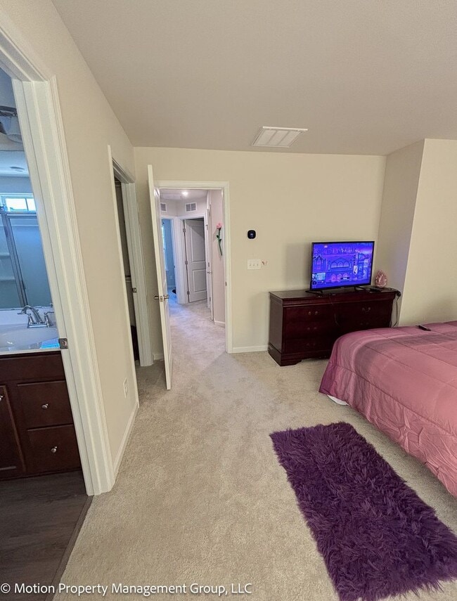 Building Photo - Fully Furnished Townhome!