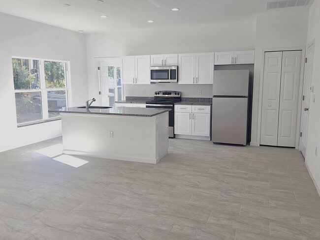 Building Photo - Brand New 4/2/2- South Lehigh Acres