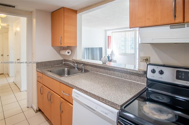 Building Photo - 7545 E Treasure Dr