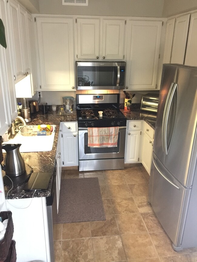 Building Photo - Green Hills living at its best.  2 BR 2.5 ...