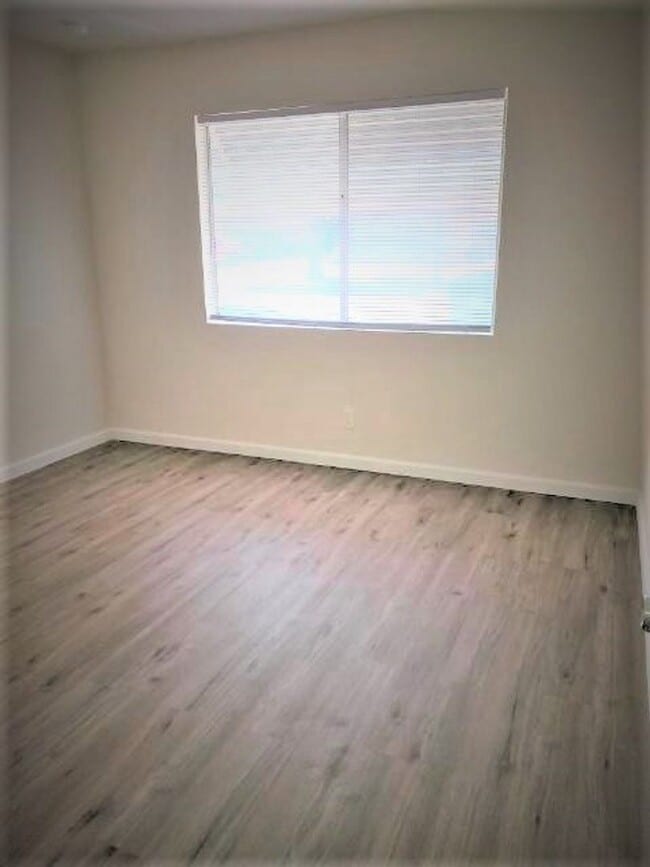 Building Photo - Price Reduced! Spacious 2 Bed, 2 Bath + Bo...