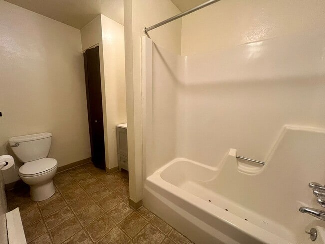 Building Photo - Charming One Bedroom Apartment! Lots of Na...