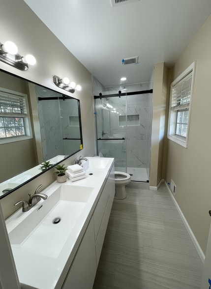 Building Photo - Room in House on Granada Pl