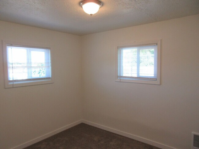 Building Photo - Two Bedroom Duplex with Garage