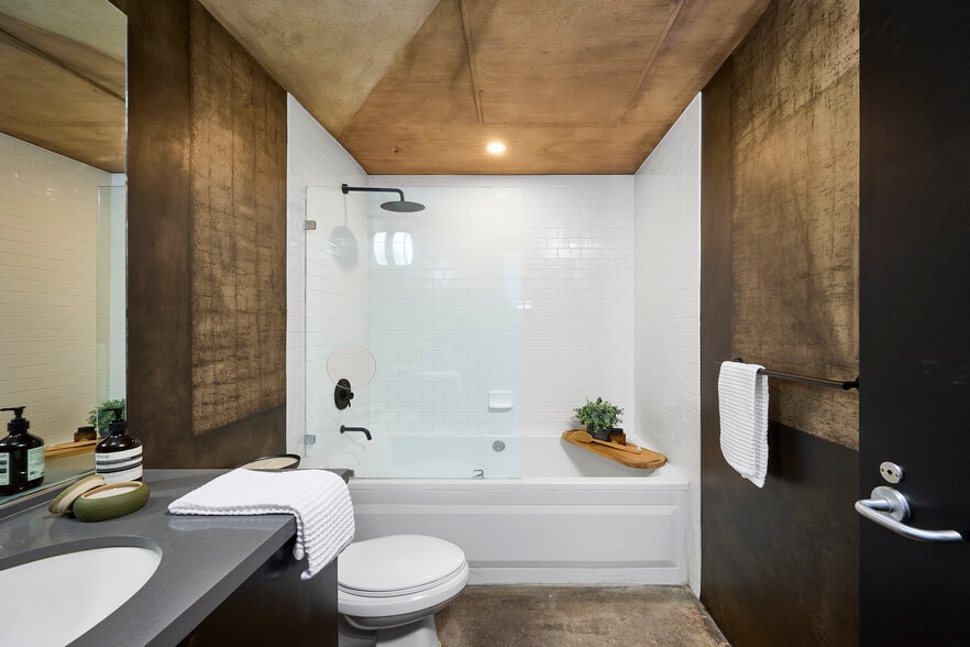 Building Photo - 1855 Industrial St