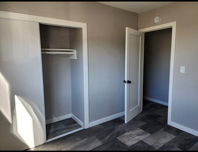 Building Photo - 1610 W 9th St