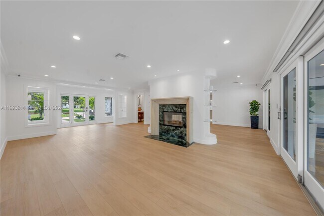 Building Photo - 5120 Carillo St