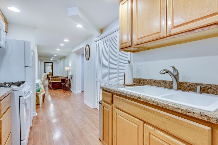 Building Photo - 921 W Newport Ave