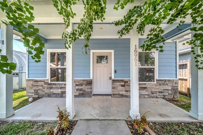 Building Photo - Welcome to this charming Craftsman-style residence nestled in the serene community of Lake Conroe...