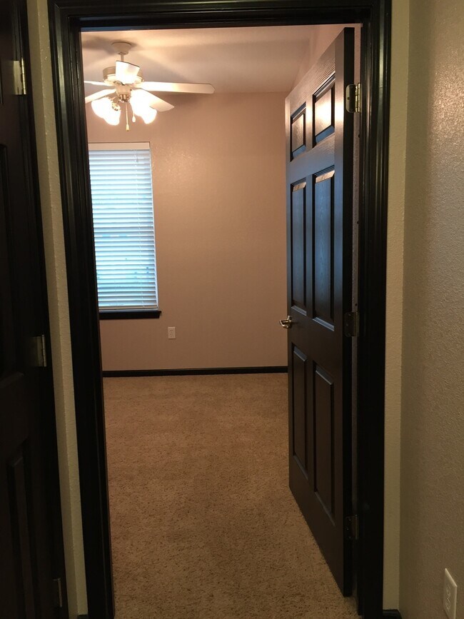 Building Photo - Large two bedroom apartment about a block away from Washburn University