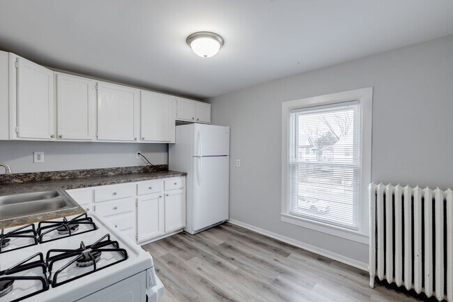 Building Photo - 206 5th St